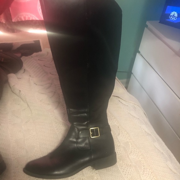 4 pair of size 10 boots; 2 are over knee. $15 each or $50 for the 4 pair. - Picture 7 of 9